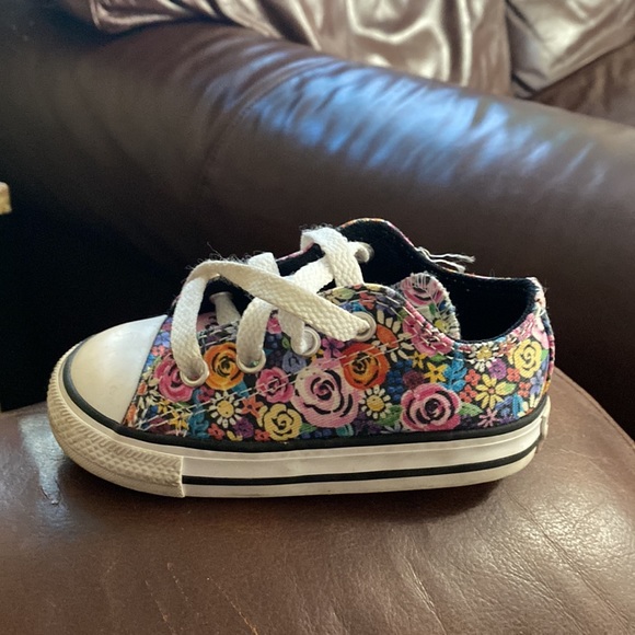 Toddler size 6 floral converse tennis shoes - Picture 2 of 4